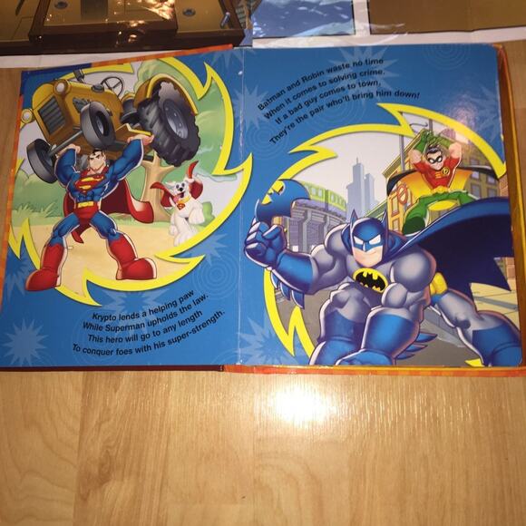 DC Comics Super Friends Hero My Busy Book 12 Mini Action Figures - Picture 3 of 6